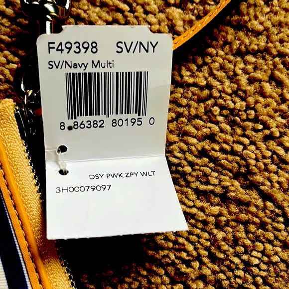 It’s a coach wallet, that is brand new never used with the tag. - Picture 5 of 5